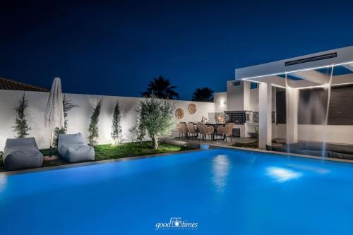 Kolam renang di atau dekat dengan Nefele Luxury Recidency, A Concealed Delight