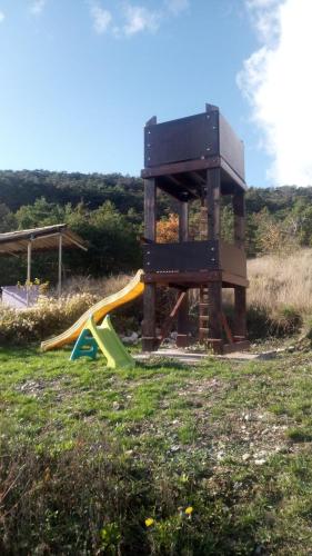 une aire de jeux avec une structure de jeu et un toboggan dans l'établissement La vie en Rosans - The upperhouse, à Saint-André-de-Rosans