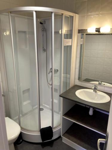 une salle de bain avec douche et lavabo dans l'établissement Studio 2em étage votre pèlerinage à Lourdes, à Lourdes