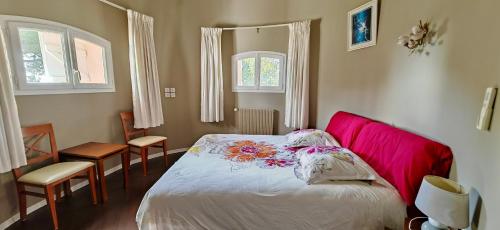 une chambre avec un lit blanc avec des fleurs dessus dans l'établissement Villa de caractère avec piscine à Porticcio, à Grosseto-Prugna