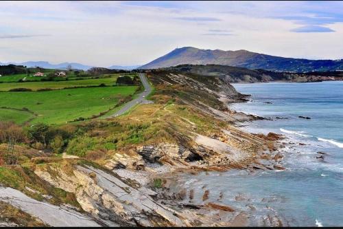 Afbeelding uit fotogalerij van Jolie maison basque entre mer et montagne in Hendaye