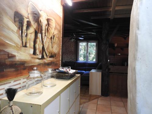 une chambre avec une peinture d'éléphants sur le mur dans l'établissement LA MAISON DU CAMINOL, à Monségur