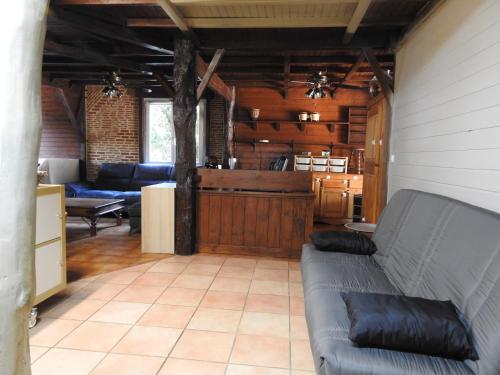 un salon avec un canapé et une cuisine dans l'établissement LA MAISON DU CAMINOL, à Monségur