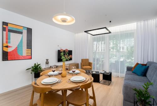 un salon avec une table et un canapé dans l'établissement Stare Miasto z widokiem na ogród, bezpłatny parking, szybkie Wi-Fi, à Cracovie