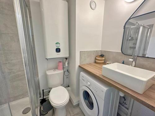 une salle de bain avec un lavabo et une machine à laver dans l'établissement Appartement Cosy - Terrasse clim, à Nice