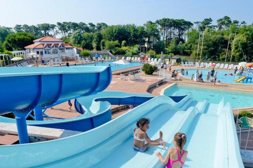 2 filles sur un toboggan dans un parc aquatique dans l'établissement l'orée du lac, à Talmont-Saint-Hilaire