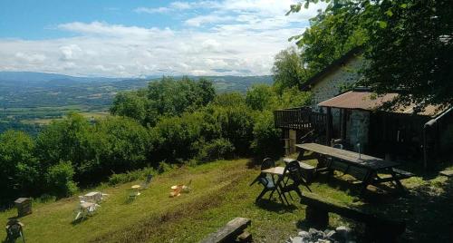 une maison avec une table de pique-nique à flanc de colline dans l'établissement Eco-Refuge de Montailloux, à Corbonod