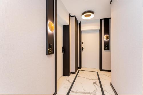 un couloir avec une rangée de portes dans un bâtiment dans l'établissement Stare Miasto z widokiem na ogród, bezpłatny parking, szybkie Wi-Fi, à Cracovie