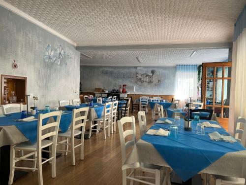 Reštaurácia alebo iné gastronomické zariadenie v ubytovaní Albergo Alla Costa