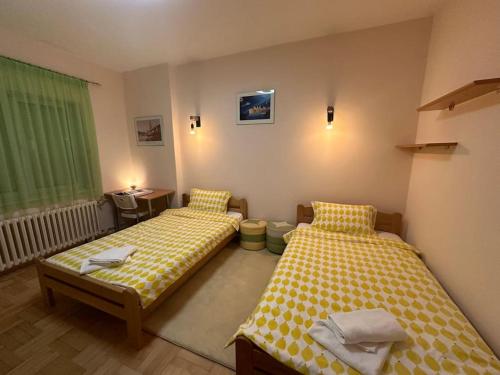 Llit o llits en una habitació de Zee's Lux Central Spot