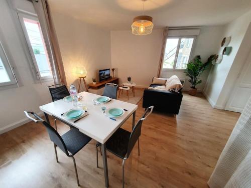 un salon avec une table et des chaises blanches dans l'établissement LE PROVENCE I Neuf I 2 chambres I Proche Mer I Wifi haut débit, à Saint-Brieuc