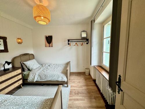 une petite chambre avec un lit et une fenêtre dans l'établissement Les Trois Cheminees, à Fromental