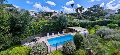 - une vue aérienne sur un jardin avec une piscine dans l'établissement Villa de caractère avec piscine à Porticcio, à Grosseto-Prugna