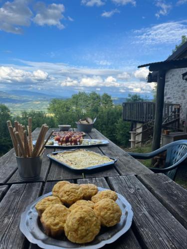 une table en bois avec des assiettes de nourriture dessus dans l'établissement Eco-Refuge de Montailloux, à Corbonod