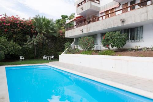 サンタクルス・デ・テネリフェにあるStudio with pool downtown area of Santa Cruzの建物の前のプール