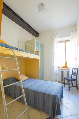 a bedroom with a bunk bed with a ladder at Bright central apartment in Colle di Val d'Elsa
