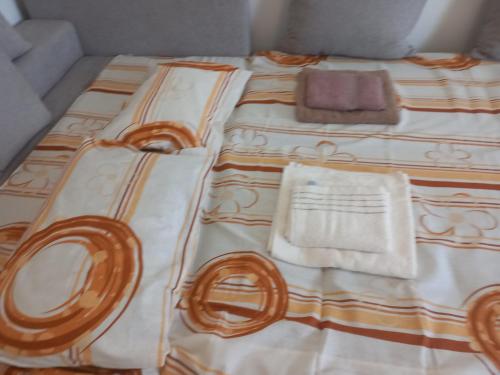 un primer plano de dos camas en una habitación en Apartman MDj, en Žarkovo