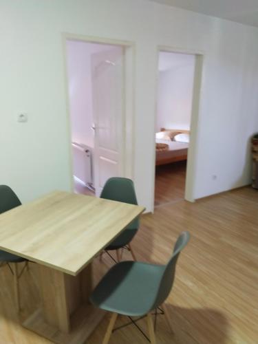 1 dormitorio con mesa y sillas en Altea 1, en Vršac
