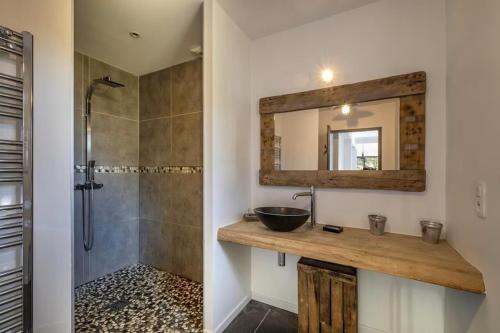 une salle de bain avec un lavabo et une douche dans l'établissement Villa Taru La Palmyre, aux Mathes
