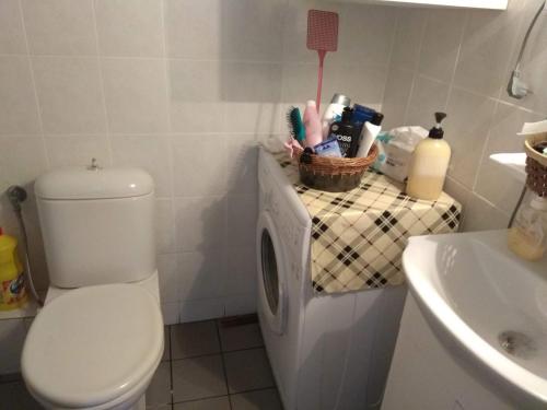 bagno con lavatrice e lavandino di Villa Estrella a Siviri