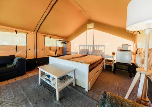 Postel nebo postele na pokoji v ubytování Glempings Jēru Klubs