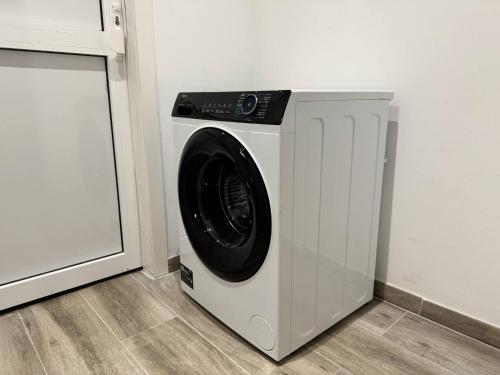 - un lave-linge dans un coin de pièce dans l'établissement Adorable urban suites, à Las Palmas de Gran Canaria