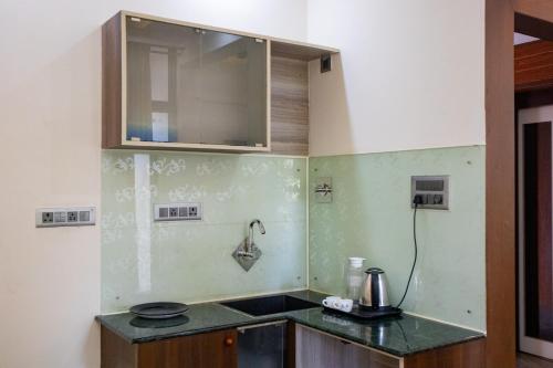 Dapur atau dapur kecil di Mystic Apartotel Hebbal