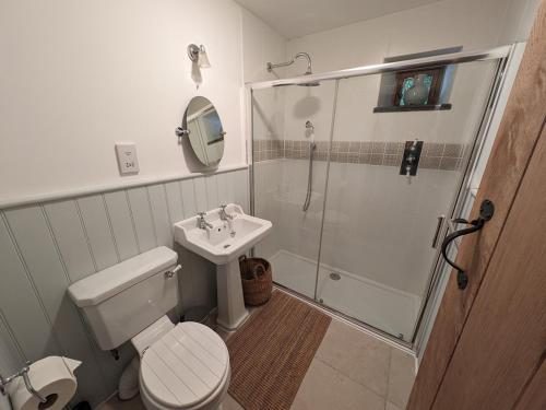 Vannituba majutusasutuses Raleigh Cottage - Thatched one bedroom cottage