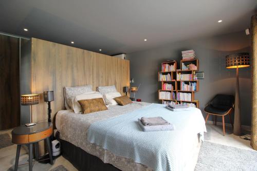 ein Schlafzimmer mit großem Bett und Bücherregal in der Unterkunft Villa prestigieuse « Bellezza » By HC in Carqueiranne