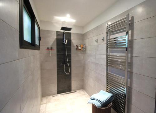 ein Badezimmer mit Dusche mit Glastür in der Unterkunft Villa prestigieuse « Bellezza » By HC in Carqueiranne