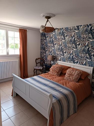 - une chambre avec un grand lit aux murs bleus et blancs dans l'établissement Coste de Laval, à Quillan