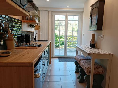 une cuisine avec un comptoir et une grande fenêtre dans l'établissement Coste de Laval, à Quillan