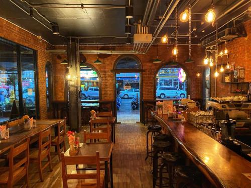 een bar in een restaurant met tafels en stoelen bij ZEN Hotel Patong Beach -ex- miami Production in Patong Beach