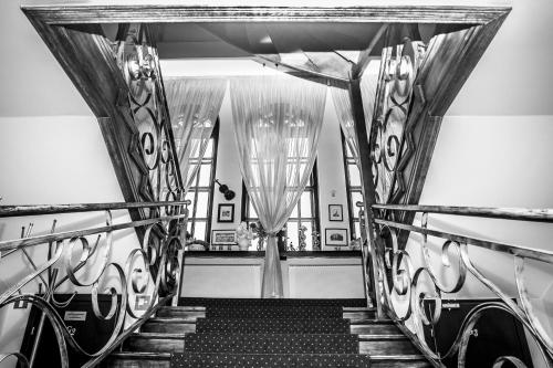 pasillo con escalera con cortinas y escalera en Villa Stary Kalisz, en Kalisz