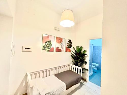 biała sypialnia z łóżkiem i łazienką w obiekcie la casa di Lilly w mieście Cassino