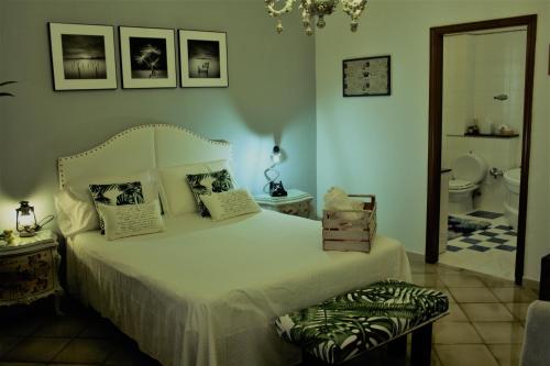 a bedroom with a bed and a bathroom with a toilet at Oasi Del Gabbiano in Siracusa