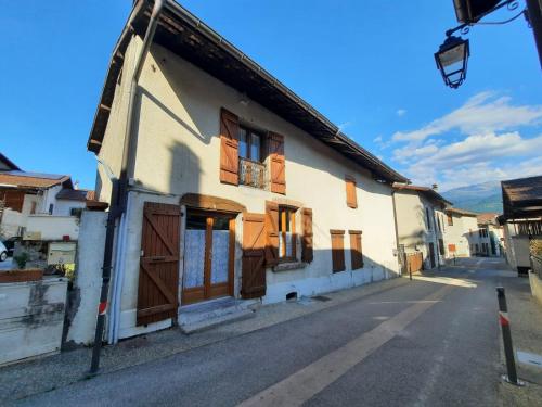 Maison de village au pied de la montagne
