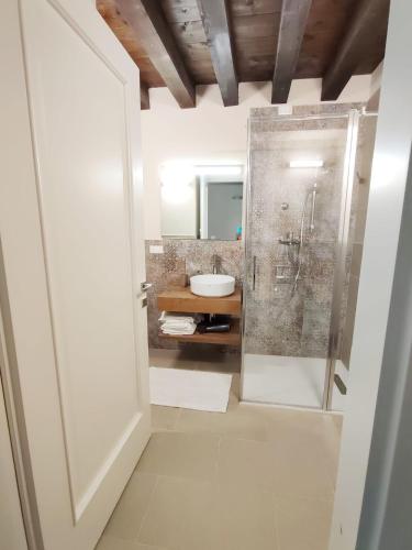 a bathroom with a shower and a sink at CA' DEI BURANELLI - CENTRO CITTA' in Treviso