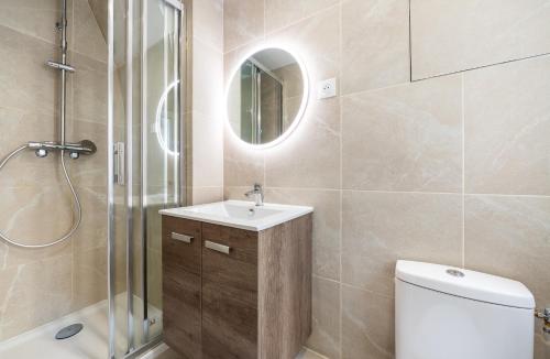 une salle de bain avec toilettes, lavabo et douche dans l'établissement Montparnasse - Studio Fully equipped, à Paris