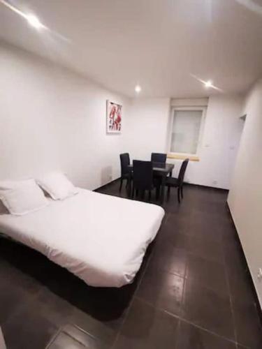 une chambre avec un lit, une table et des chaises dans l'établissement Le QG, à Vienne