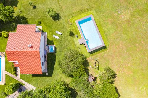 Holiday house Mirna with swimming pool and jacuzzi