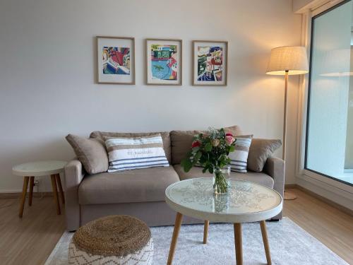 un salon avec un canapé et une table dans l'établissement Appartement Arcachon vue sur le bassin, à Arcachon