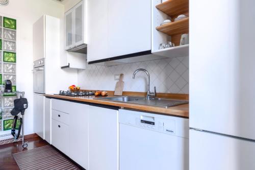 Roomy Central Flat with Garage - Porta Romana
