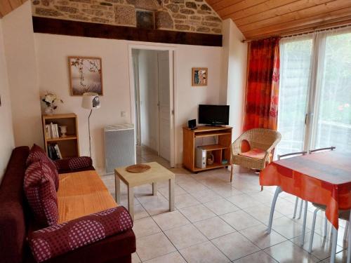 un salon avec un canapé et une table dans l'établissement Maison pour séjour à 2, à Berrien