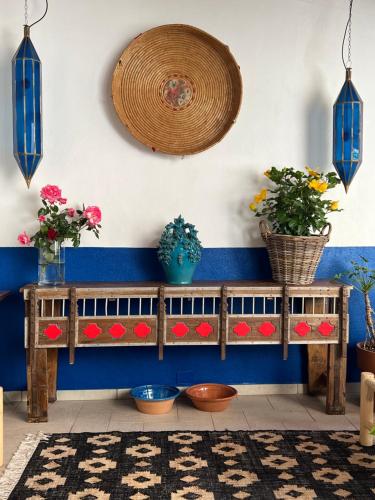 a room with a blue wall with flowers and plants at Sustai in Càbras