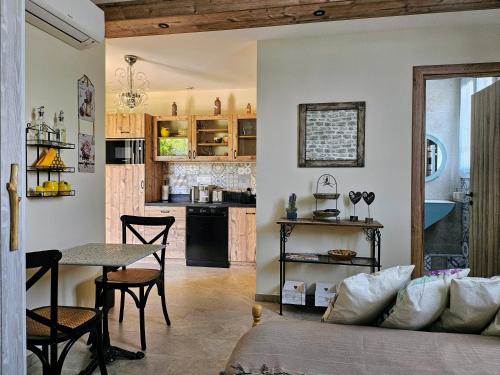 Η κουζίνα ή μικρή κουζίνα στο Charmant studio près de la plage avec jacuzzi et terrasse privative