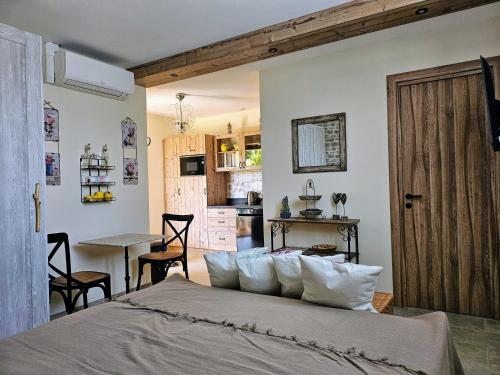 Η κουζίνα ή μικρή κουζίνα στο Charmant studio près de la plage avec jacuzzi et terrasse privative