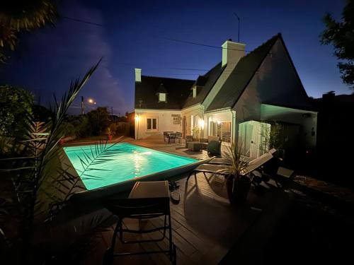 une piscine devant une maison la nuit dans l'établissement Oasis de Sérénité avec piscine, à La Baule