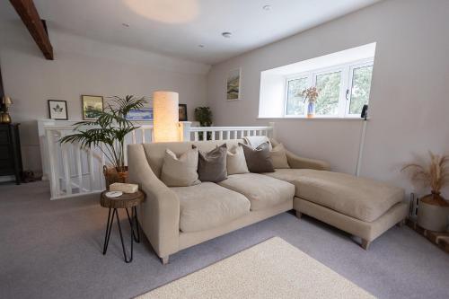 Ein Sitzbereich in der Unterkunft The Barn, Chipping Norton, Cotswolds