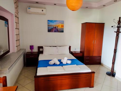 Ένα ή περισσότερα κρεβάτια σε δωμάτιο στο Simos Apartments
